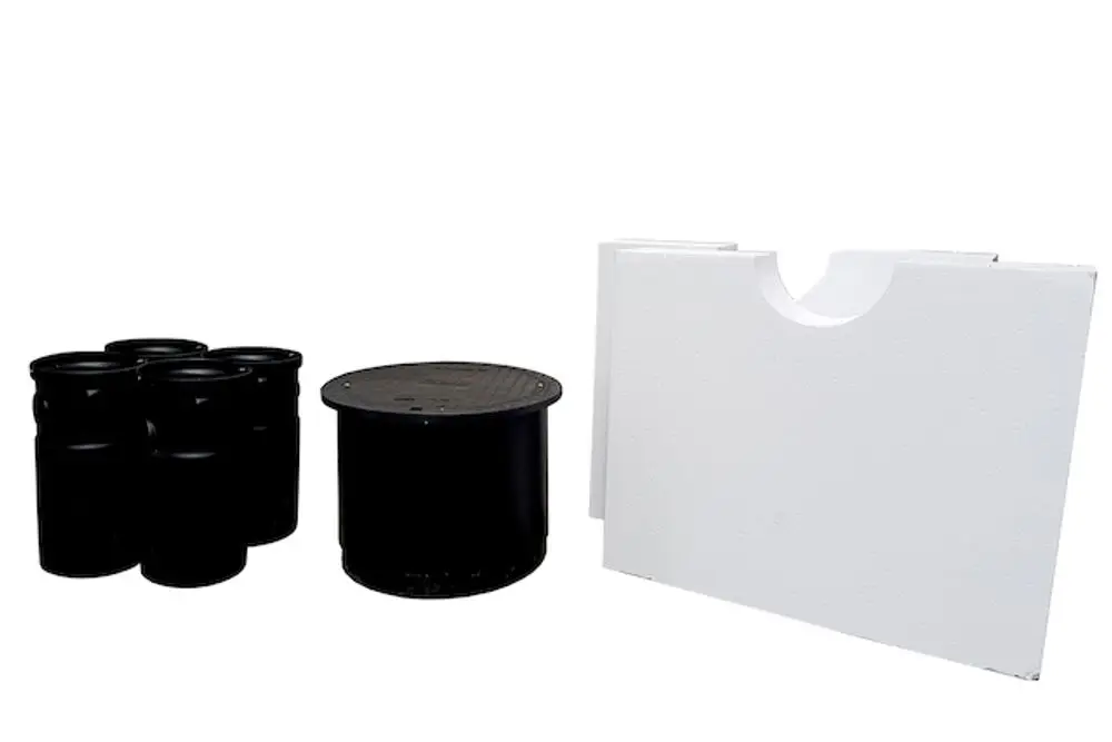 Schwarze Fässer und ein schwarzer Behälter, daneben eine weiße Wand. Produkte von Roth, geeignet für Lagerung oder Auffangsysteme.